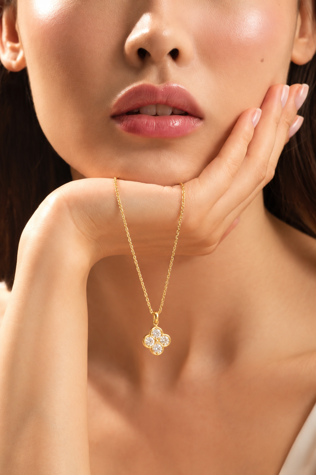 Petal Glow Clover Pendant Necklace